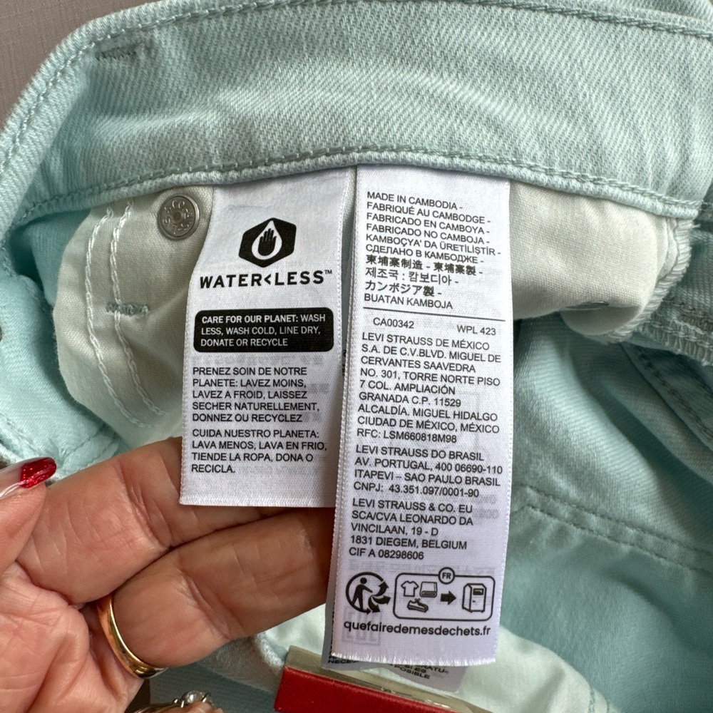 Levi's Women's Mid Length Shorts Mint Green Size 8/29W-NWT 49.00 - Picture 8 of 9